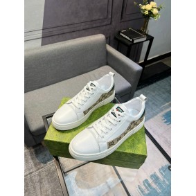 gucci baskets à effet usé blanches rhyton 835411